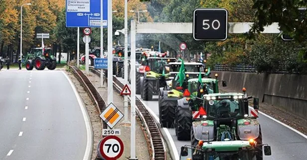 Almanya’da ilginç protesto! Traktörler Merkel’in kapısına dayandı