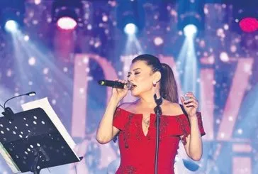 Deniz Seki sahnede kırmızı elbisesiyle göz kamaştırdı!