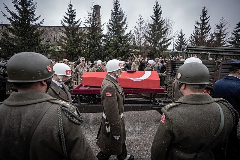 Şehit olan ve cenazesine ulaşılan Piyade Uzman Çavuş Nurettin Tokyürek, memleketi Erzurum'da toprağa verildi. (AA)