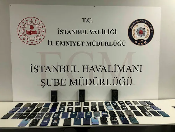 havalimaninda-kacak-cep-telefonu-operasyonu-1646809833705.jpg
