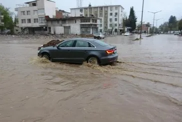 Sağanak yağış Adıyaman’da sokakları göle çevirdi