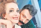 Ünlü oyuncu Bülent Emrah Parlak, evli rol arkadaşı Elit Andaç Çam ile dudak dudağa kameralara yakalandı