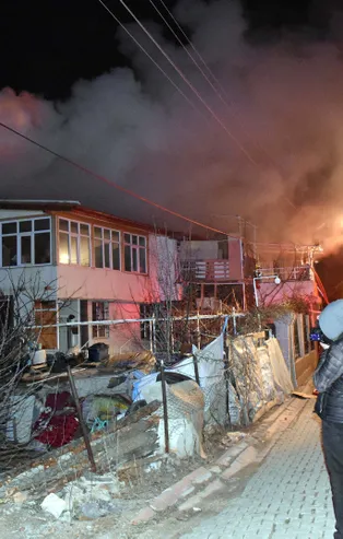 Bacadan başlayan yangın geceyi aydınlattı!