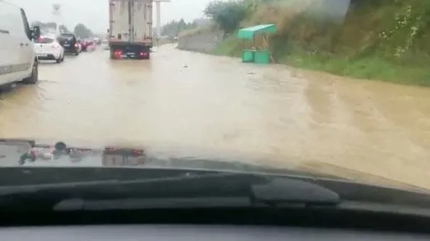 Son dakika haberi: Kocaeli-Sakarya yolu kapandı! Sürücüler yolda kaldı-1