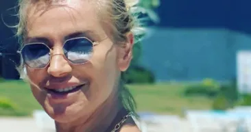 Songül Karlının bikini kazası! Frikik verdiğini fark etmeyen 46 yaşındaki Songül Karlı...