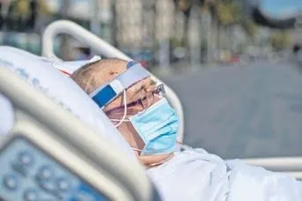 ispanyada-corona-plaji-entube-hastalara-gunes-ve-deniz-havasi-aldirdilar-1599521994036.jpeg İspanya'da 'corona' plajı! Entübe hastalara güneş ve deniz havası aldırdılar-3