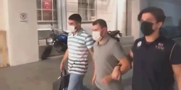 bolucu-teror-orgutu-pkk-yanlisi-slogan-atan-ve-atesin-cocuklarini-oven-3-supheli-yakalandi-1628405626190.jpg Bölücü terör örgütü PKK yanlısı slogan atan ve 'Ateşin Çocukları'nı öven 3 şüpheli yakalandı-3