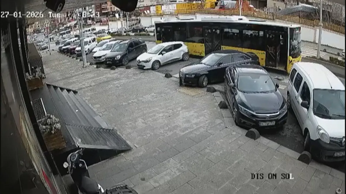 Esenler'de İETT otobüsü park halindeki araçlara çarptı: Kaza anı kamerada