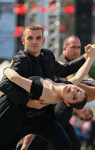 CHP'li Tunç Soyer, İzmir’in düşman işgalinden kurtuluşunun 99. yıl dönümünü vals ve tango ile kutladı