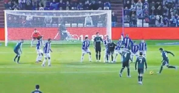 Duran topları Mesut Özil'in yerine Jose Sosa ve Enner Valencia'nın kullanması taraftarı çıldırttı-1
