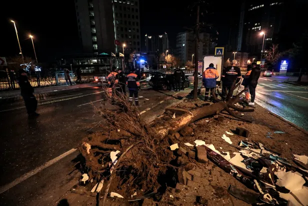 Şişli’de otomobil takla attı: 2 yaralı-2