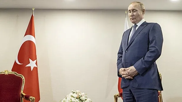 putin-baskan-erdogani-1-dakika-ayakta-bekledi-sandalyeleri-ve-duvarlari-inceledi-1658264979579.jpeg Putin, Başkan Recep Tayyip Erdoğan'ı 1 dakika ayakta bekledi: Sandalyeleri ve duvarları inceledi-3