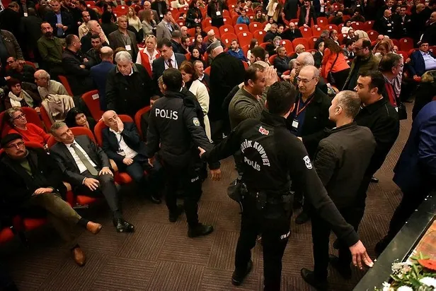 CHP’nin olaysız kongresi yok! Mersin İl Kongre’si karıştı çevik kuvvet müdahale etti