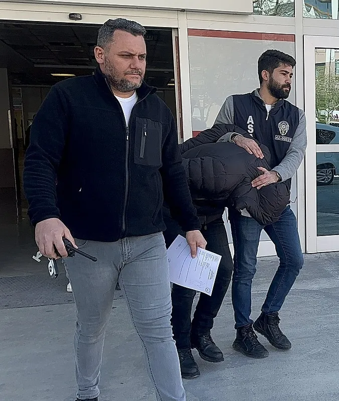 doktorlarin-igrenc-yazismalari-ifsa-olmustu-bakanlik-sorusturma-baslatti-2-doktor-hakkinda-gozalti-karari-veri-1744555262022.jpeg Konya'da hastalara yönelik uygunsuz yazışmalarda bulundukları iddia edilen 2 doktor adliyeye sevk edildi. (AA)