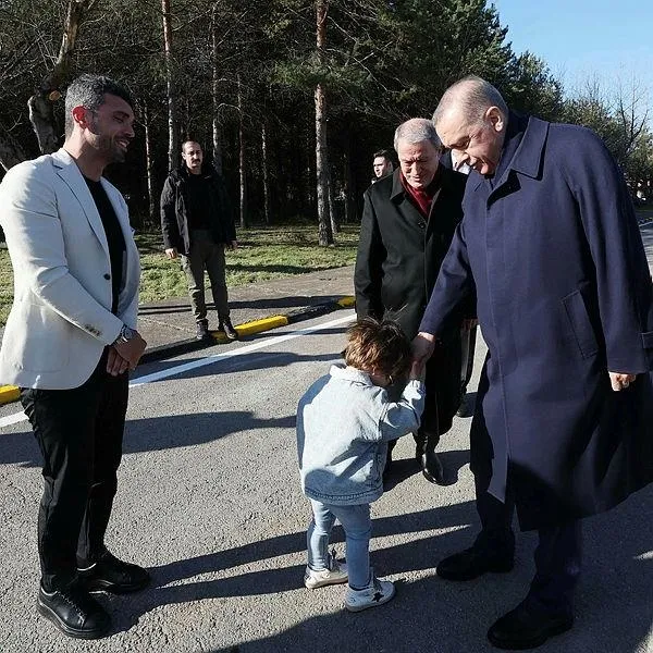 Sakarya'da gülümseten buluşma! Başkan Erdoğan, Kenan Sofuoğlu'nun oğlu Zayn Sofuoğlu ile bir araya geldi-3