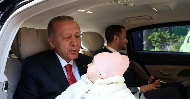 Tarabya’da yürek ısıtan anlar! Başkan Erdoğan 8 aylık Lina bebeği sevdi, oyuncak hediye etti: Allah başımızdan eksik etmesin