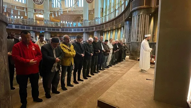 Katil İsrail'in saldırılarında hayatını kaybedenler için Türkiye'nin dört bir yanında gıyabi cenaze namazı kılındı-3