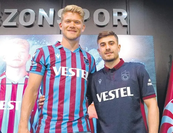 Trabzonspor yeni transferleri Andreas Cornelius ve Dorukhan Toköz için imza töreni düzenledi-2