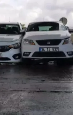 Gişelerde iki inatçı sürücü kaza yaptı