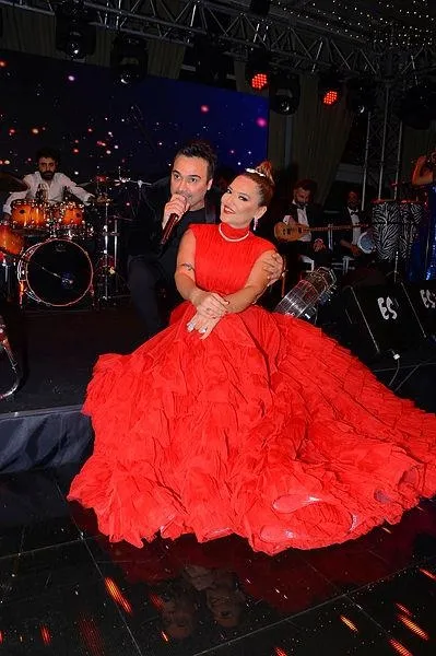 demet-akalin-kozmetik-fuarinda-adeta-kendinden-gecti-yardimcisina-poset-tutturup-raflari-bosaltmasi-alay-konus-1654024306940.jpeg Demet Akalın kozmetik fuarında adeta kendinden geçti! Yardımcısına poşet tutturup rafları boşaltması alay konusu oldu-4