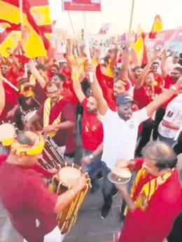 katar-dunya-kupasinda-tribunlerin-bos-kalmamasi-icin-gunlugu-10-dolara-taraftar-kiraladi-1668558490976.jpg Katar, Dünya Kupası'nda tribünlerin boş kalmaması için günlüğü 10 dolara taraftar kiraladı-2