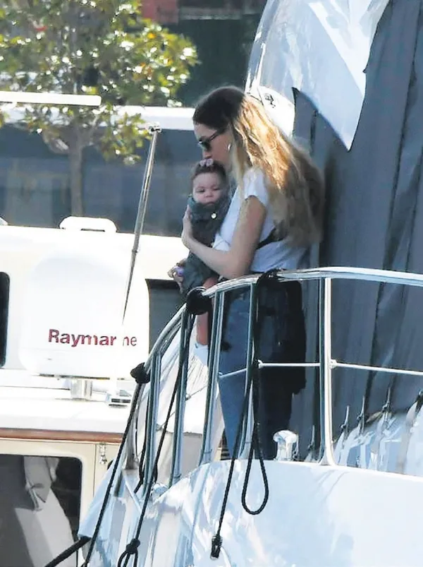 Kenan İmirzalıoğlu ve Sinem Kobal’ın kızları göründü! İşte Lalin