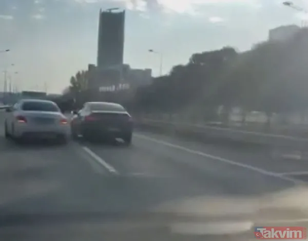 Trafikte akılalmaz görüntüler! Camdan sarkıp dehşet saçtı - 6