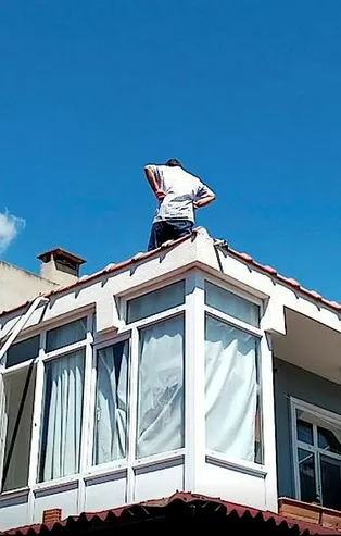 Anten ayarlamak için çıktığı çatıdan yan binanın çatısına düştü