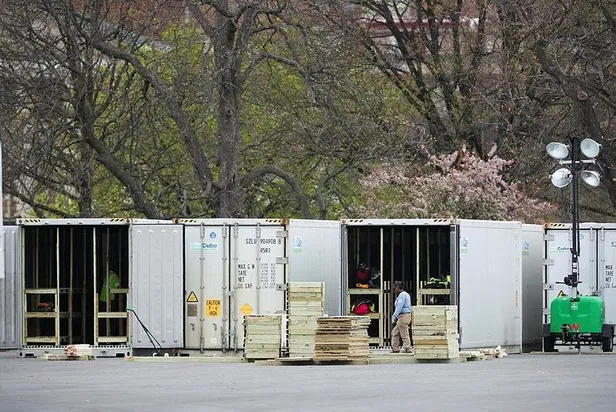 New York'ta, Kovid-19 salgınında kullanılacak mobil morglar havadan böyle görüntülendi-1