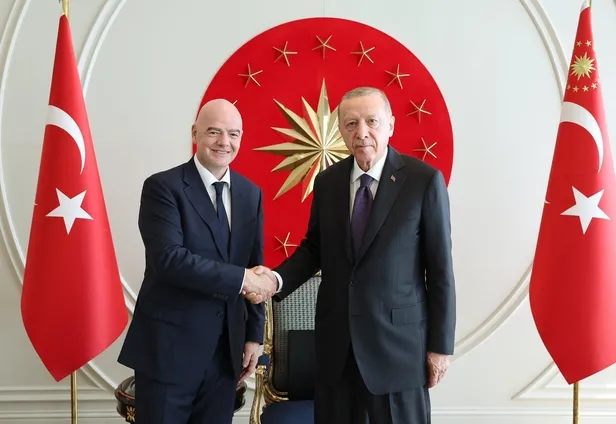 baskan-recep-tayyip-erdogan-uefa-baskani-ceferin-ile-gorustu-1686408230390.jpeg Başkan Recep Tayyip Erdoğan UEFA Başkanı Ceferin ve FIFA Başkanı Infantino ile görüştü-3