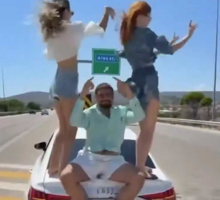 izmir-cesme-otoyolunda-aracin-ustunde-dans-eden-3-kisi-yakalandi-1785069099313.jpeg İzmir Çeşme Otoyolu'nda aracın üstünde dans eden 3 kişi yakalandı!-3
