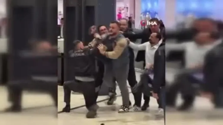 Bursa’nın Nilüfer ilçesinde alışveriş merkezinde köpek kavgası