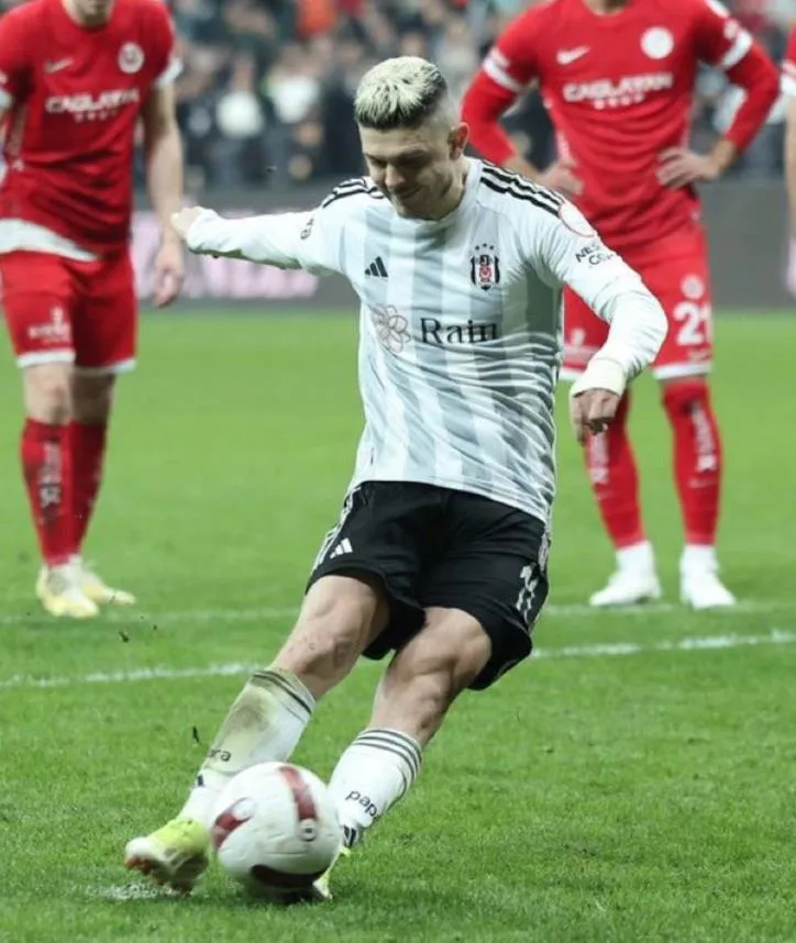 besiktasin-penalti-golu-neden-iptal-oldu-a-sporun-basarili-yorumcusu-erman-toroglu-degerlendirdi-1710618520366.jpeg