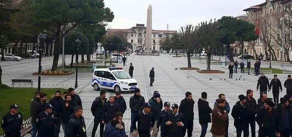 İstanbul Sultanahmet Meydanı'ndaki bombalı terör saldırısında 10 kişi öldü, 17 kişi yaralandı.