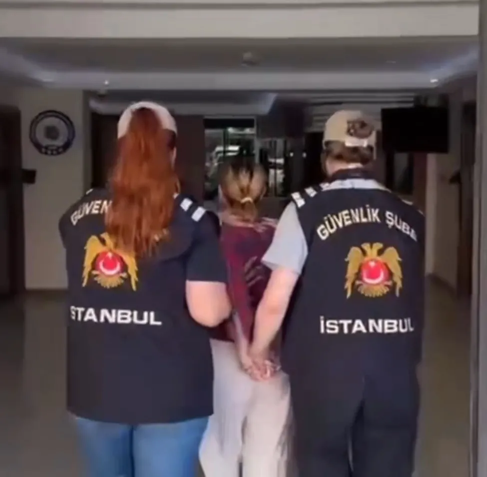 metroda-28-subat-kafasi-basortululere-imha-isteyen-oncele-ters-kelepceyle-gozalti-ifadesi-ortaya-cikti-1782131146453.jpg Metroda 28 Şubat kafası! Başörtülülere "imha" isteyen Hatice Öncel tutuklandı | İfadesi ortaya çıktı-2