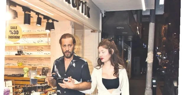 Kaan Taşener Bebek'te sevgilisiyle muhabirlere poz kesti