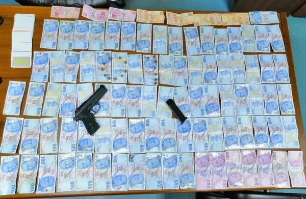 adanada-kumar-baskini-hicbir-sey-olmamis-gibi-cekirdek-citlemeye-devam-ettiler-1633591252859.jpg Adana'da kumar baskını! Hiçbir şey olmamış gibi çekirdek çitlemeye devam ettiler-2