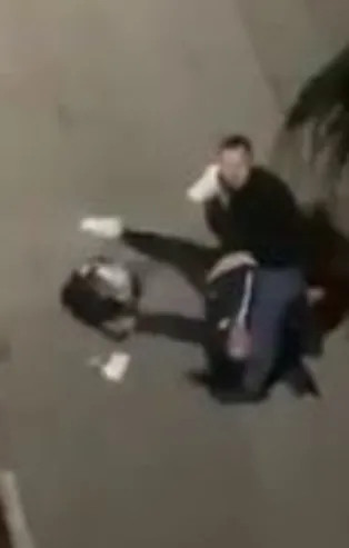 Samsun'da sokak ortasında kafasına tekmeler atılarak öldüresiye dövülen kadının görüntüleri Türkiye'yi sarstı