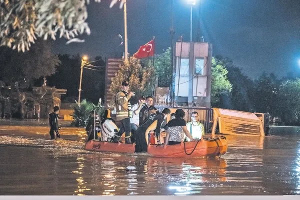 1694041553639.jpeg İstanbul'da sel felaketi! Metrekareye 125 kilogram yağış düştü: Dereler taştı, caddeler göle döndü-7