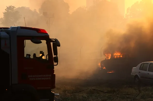 Dün Denizli, bugün İzmir! 20 araç kül oldu