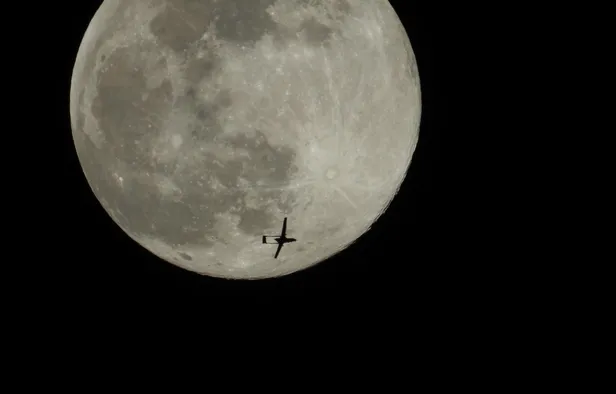 Son dakika: İdlib'de Türk İHA'sı, dolunayın önünden geçerken objektife yansıdı-1