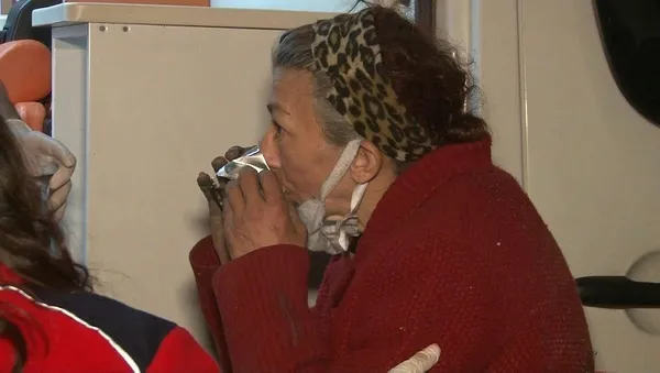 Son dakika: Beyoğlu'nda korku dolu anlar! Bir kadın kanalizasyon çukuruna düştü-1