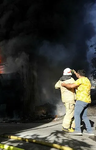 İstanbul Yenibosna'da fabrika yangını!