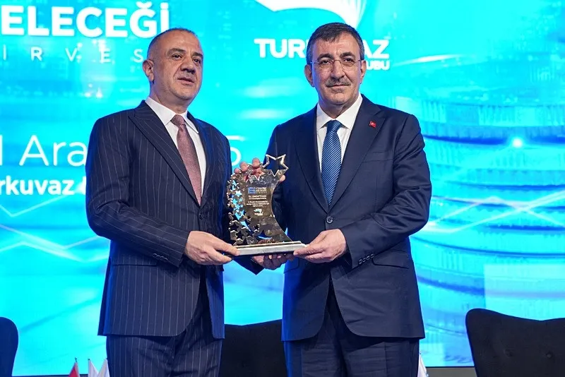 Cumhurbaşkanı Yardımcısı Yılmaz'a hediye takdim edildi. (AA)