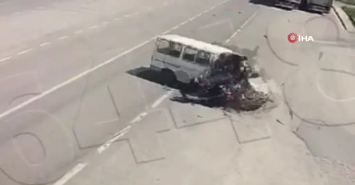 Motosikletten fırlayıp minibüsün üstüne düştü! Amasya’da feci kaza