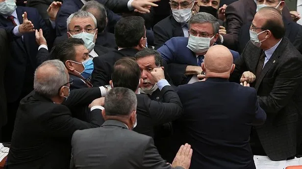Son dakika: TBMMde Başkan Erdoğana hakaret eden CHPli Engin Özkoç, yumruklu kavga çıkınca olay yerini hemen terketti