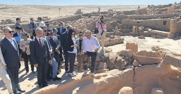 Prenses Akiko Karahantepe'yi inceliyor...