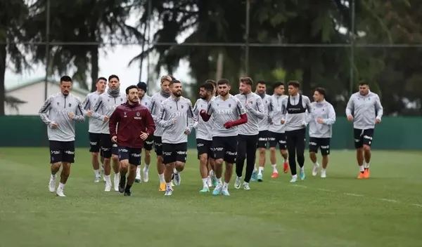 sezon-finali-bordo-mavililerden-fernerbahce-derbisine-ozel-siki-hazirlik-1684362702096.jpeg Sezon finali: Bordo mavililerden Fernerbahçe derbisine özel sıkı hazırlık!-4