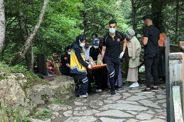 Sümela Manastırı'na giden patika yola yamaçtan taş düştü: 2 yaralı