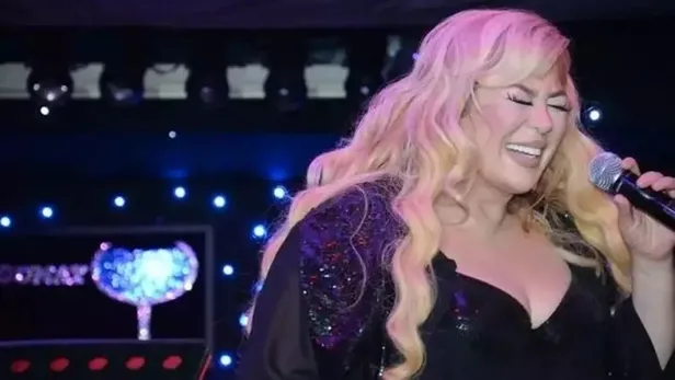 35-yil-tekerlekli-sandalyede-yasadi-109dan-76-kiloya-indi-65lik-zerrin-ozerin-6-ayda-33-kilo-verdiren-diyeti-1697056801843.jpeg 65'lik Zerrin Özer'in 6 ayda 33 kilo verdiren mucize diyeti, 3.5 yıl tekerlekli sandalyeydi 109'dan 76 kiloya düştü!-3